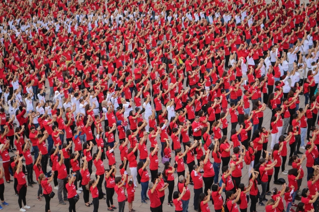 Bin 923 kişiden Türk bayrağı koreografisi