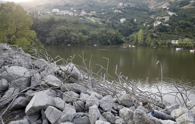 Sera Gölü'ndeki "perde beton"lar yıkılıyor