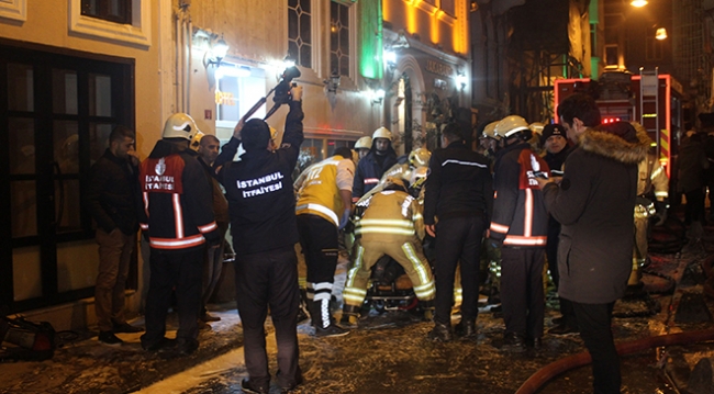 İstanbul Beyoğlu'nda 7 katlı otelde yangın
