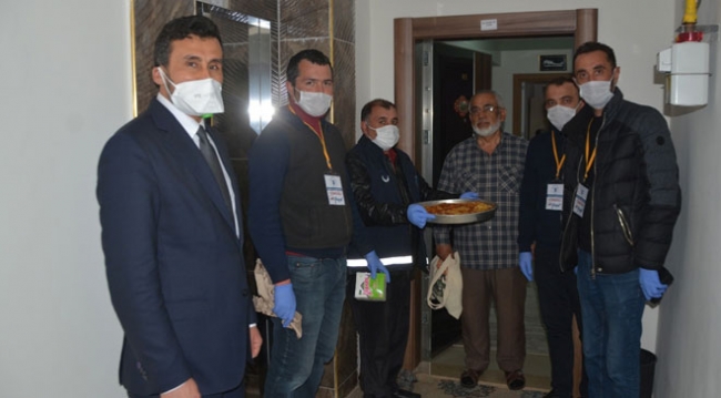 Yaşlı vatandaştan zabıtaya börek sürprizi