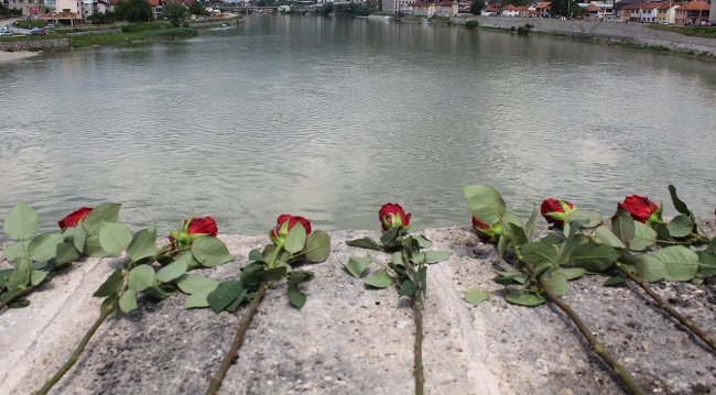 Bosna Savaşı'nın kurbanları 3 bin gülle anıldı