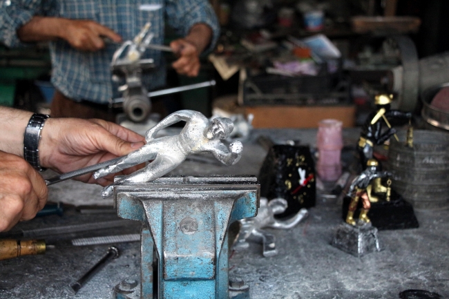 Zonguldak'ta babadan kalma atölyede 72 yıldır madenci heykelleri yapılıyor