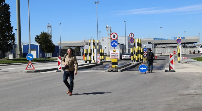 Seçmenler Bulgaristan sınırını yürüyerek geçiyor