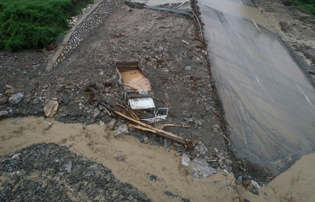 Bursa'da yağış nedeniyle kapanan yollardaki çalışmalar sürüyor