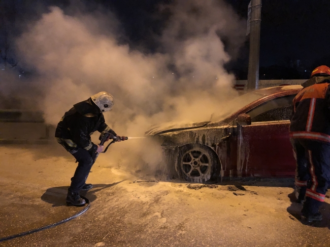 Bursa'da seyir halindeki araç yanarak küle döndü