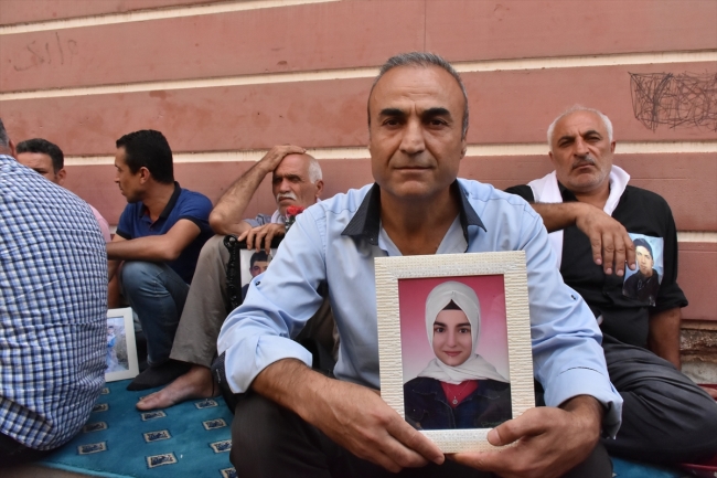 İstanbul'da yaşayan Cabir Taş, yaklaşık 4 yıl önce dağa kaçırılan 14 yaşındaki kızı Ece için eyleme katıldı.