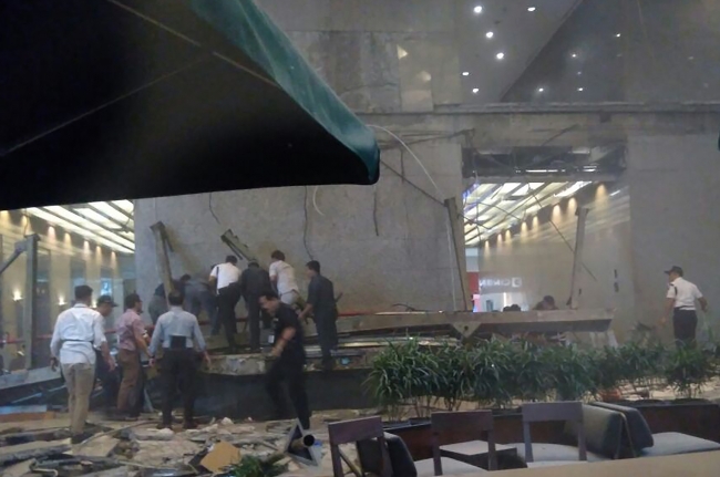 Cakarta'da borsa binasında tavan çöktü
