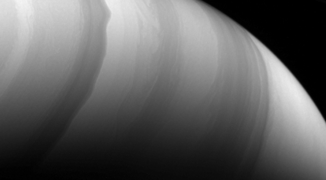 Satürn'ün atmosferine teğet geçti