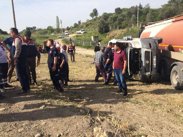 Antalya'da tankerle servis minibüsü çarpıştı: 16 yaralı