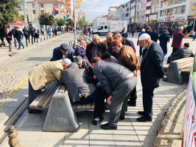 İstanbul'da bir bankta toplandılar, çocukluk özlemlerini giderdiler