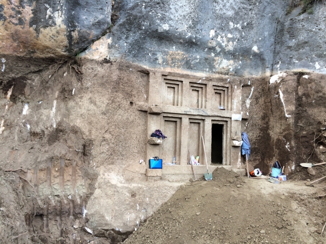 Antalya'da M.Ö 4. yüzyılda yapılan Likya kaya mezarı bulundu