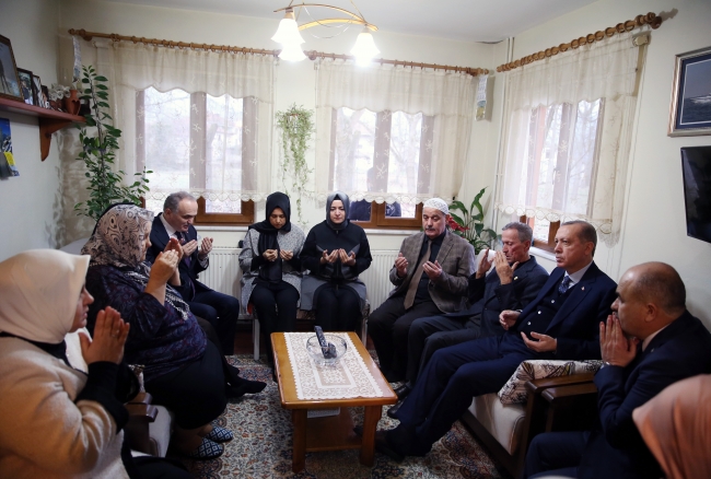 Cumhurbaşkanı Erdoğan'dan Düzce'de şehit ailesine ziyaret