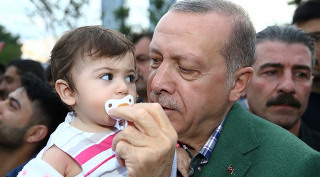 Cumhurbaşkanı Erdoğan iftarı bekleyen vatandaşlarla sohbet etti