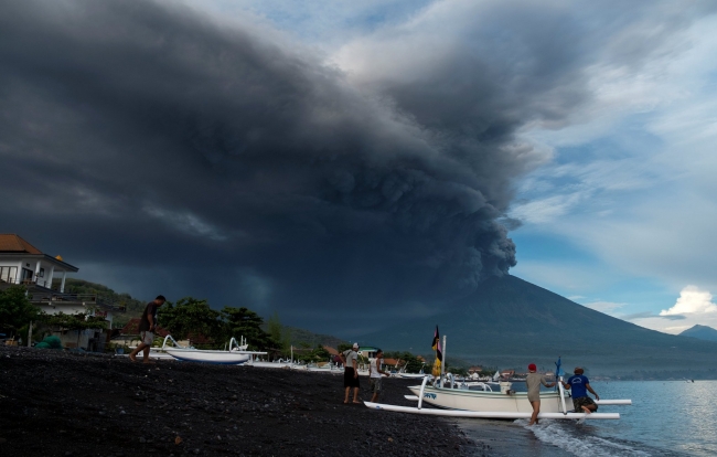 Agung yanardağı faaliyette: 100 bin kişinin tahliyesi için harekete geçildi