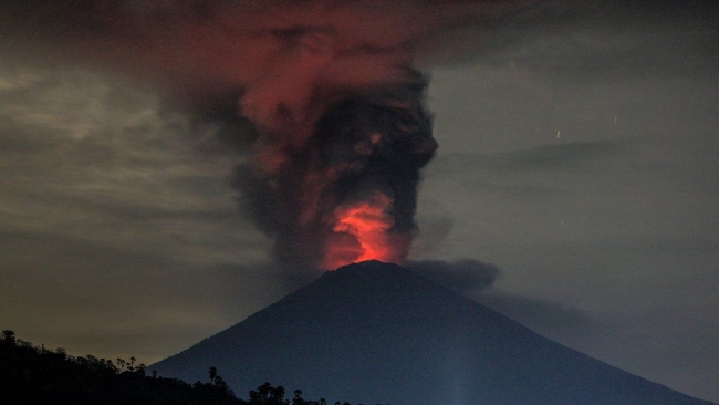Agung yanardağı faaliyette: 100 bin kişinin tahliyesi için harekete geçildi