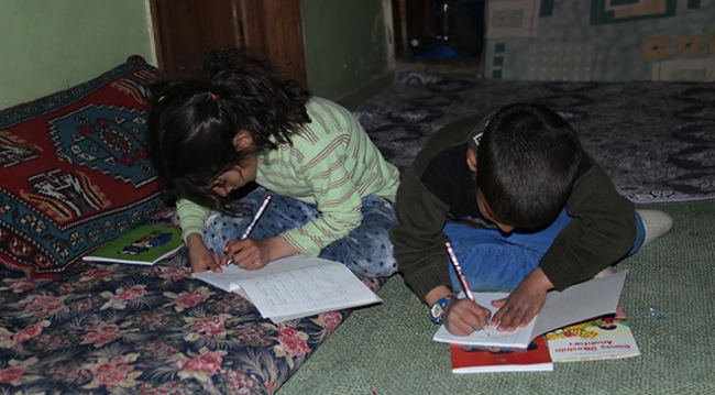 Evleri yanan kardeşlere derslerini takip edebilmeleri için televizyon hediye edildi