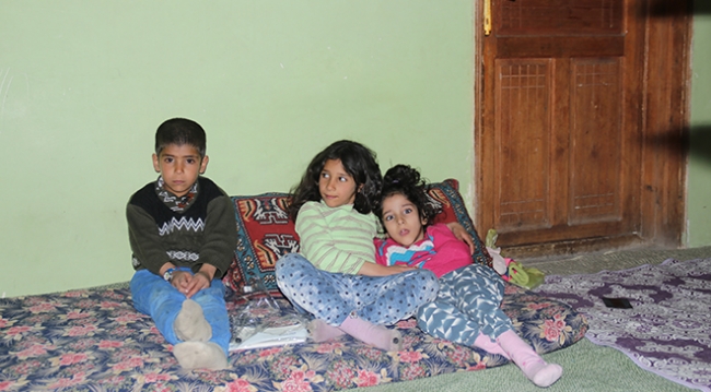 Evleri yanan kardeşlere derslerini takip edebilmeleri için televizyon hediye edildi