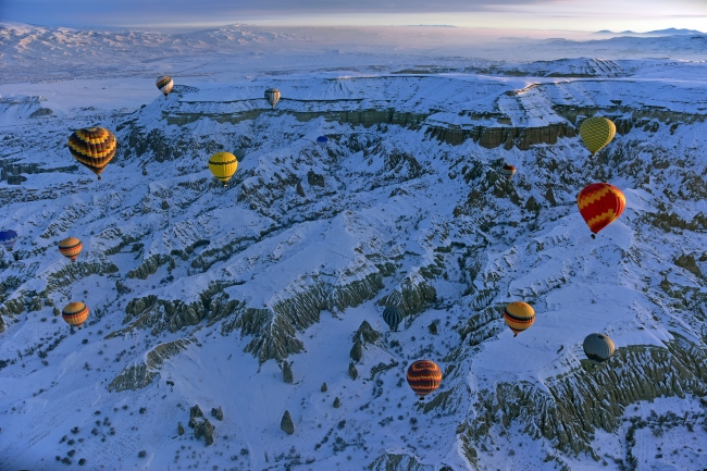 Kapadokya'da eşsiz manzaralar sunan balon turizmi