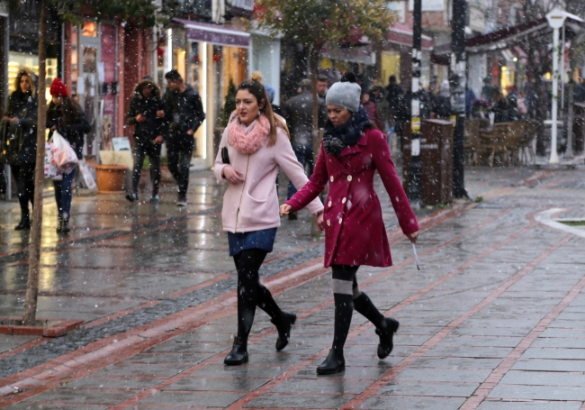 Edirne'ye yılın ilk karı düştü