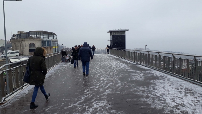 İstanbul'da günlerdir beklenen kar yağışı başladı