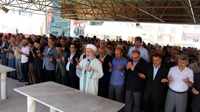 Şehit Filistinliler için sela okundu, gıyabi cenaze namazı kılındı