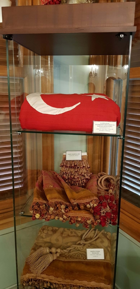 El işi Türk bayrağı Bursa Hünkar Köşkü Müzesi'nde sergileniyor