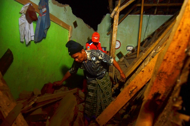 Endonezya'daki depremde can kaybı yaşandı