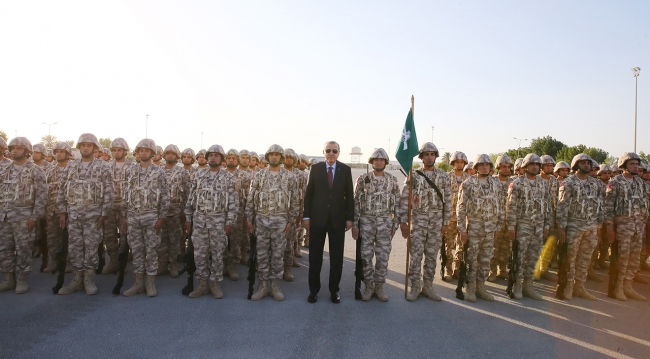Erdoğan, Katar'daki Türk askeri üssünü ziyaret etti