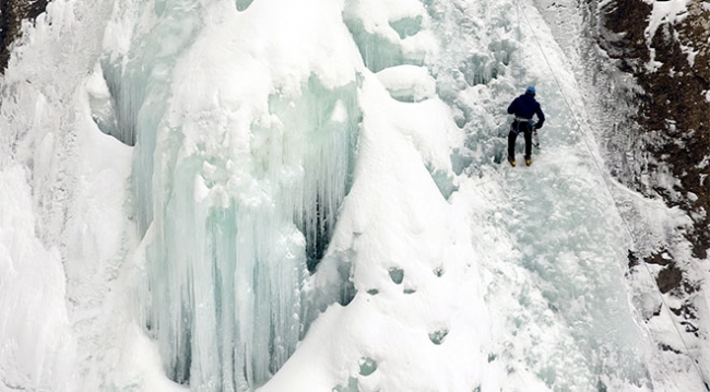 Erzurum'da dağcılar donmuş şelalelere tırmandı