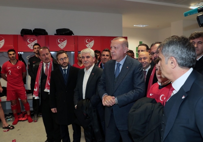 Cumhurbaşkanı Erdoğan'dan A Milli Futbol Takımı'na tebrik