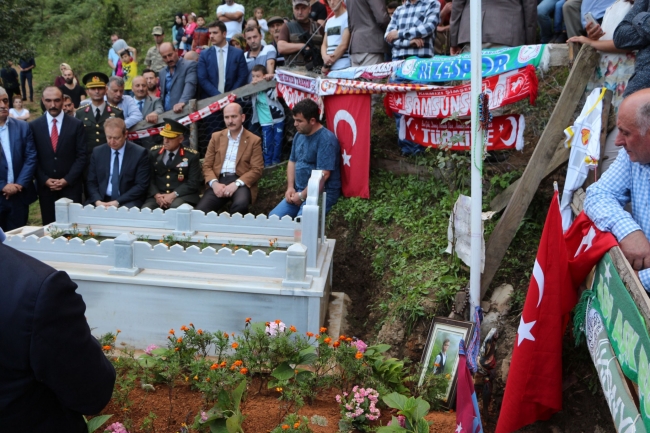 İçişleri Bakanı Soylu, Eren Bülbül'ün kabrini ziyaret etti