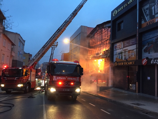 İstanbul Ümraniye'de mobilya deposunda yangın