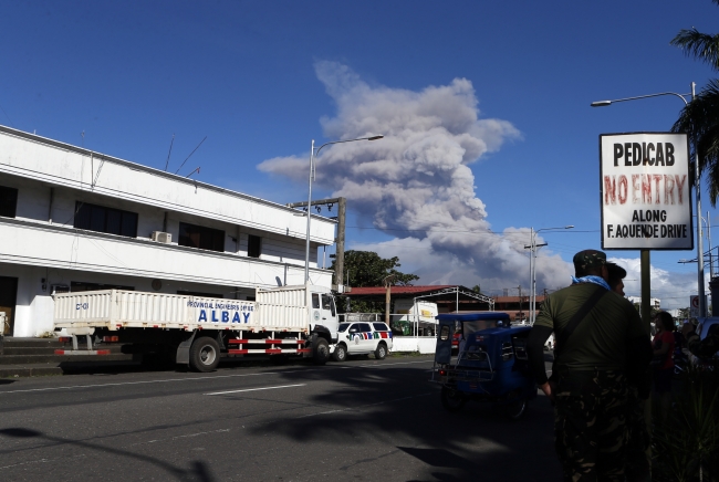 Filipinler'deki yanardağ lav püskürtmeye devam ediyor