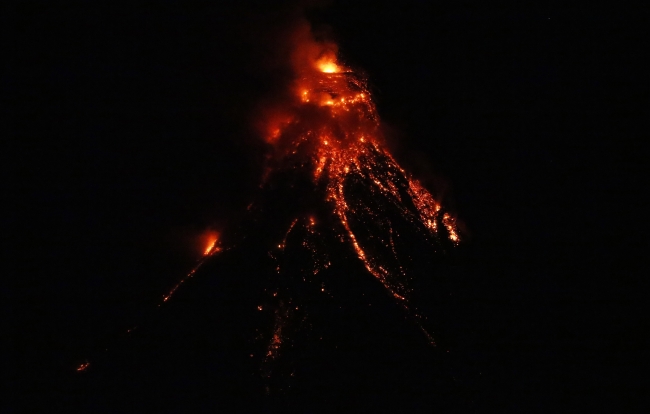 Filipinler'deki yanardağ lav püskürtmeye devam ediyor