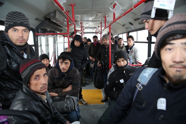 Yasa dışı yollardan yurda girdiği belirlenen 48 göçmen gözaltına alındı