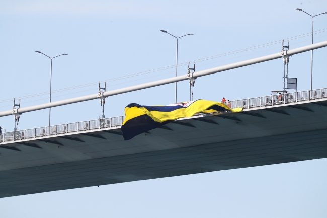 İstanbul'daki köprüler Fenerbahçe bayraklarıyla süslendi