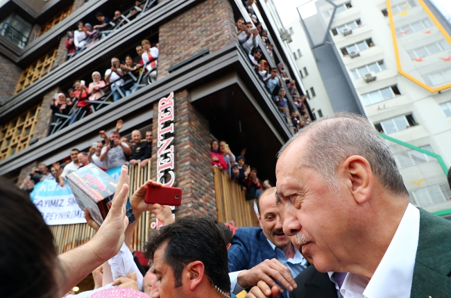 Cumhurbaşkanı Erdoğan Samsun mitinginin ardından yeni evlenen bir çifti tebrik etti