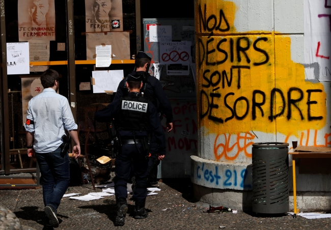 Fransız polisinden iki üniversiteye daha tahliye operasyonu