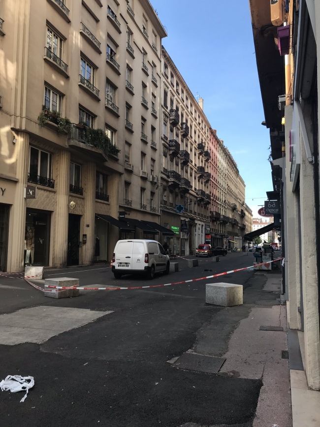 Fransa'da bombalı paket patladı: 13 yaralı