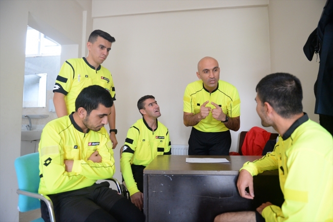 Amatör futbol maçını engelli gençler yönetti