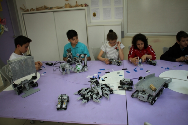 Genç mucitler 2 yılda 40 robot yaptı