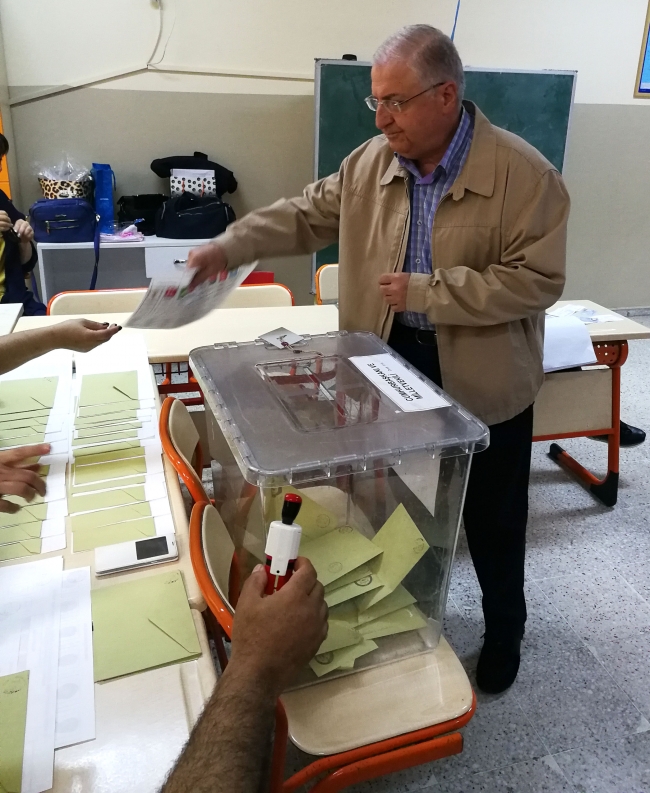 Genelkurmay Başkanı Akar ve komutanlar oylarını Ankara'da kullandı