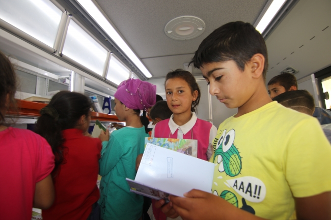 Bingöl'de çocukların 'gezici kütüphane' sevinci