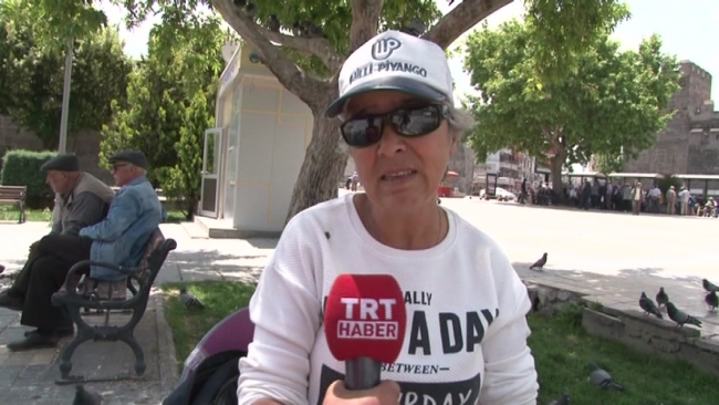 Güvercinleri her gün eliyle besliyor