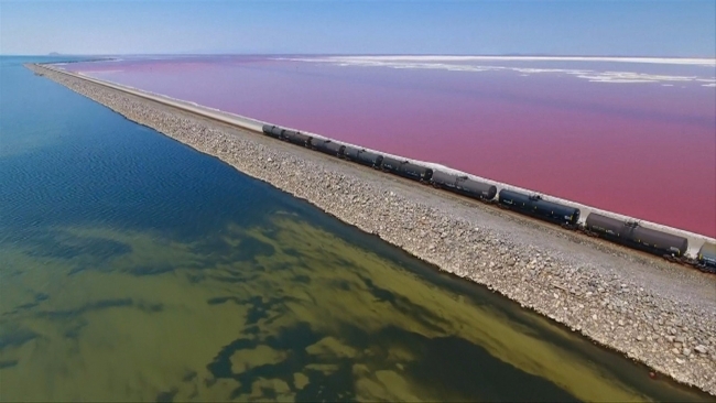 İki farklı rengiyle Utah'ın Büyük Tuz Gölü