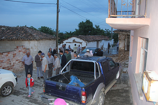 Manisa'daki depremin merkez üssünde çok sayıda ev hasar gördü