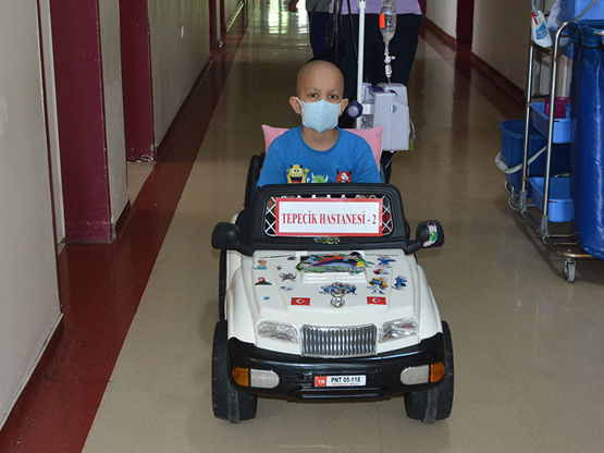 Çocuklar ameliyata sedye yerine akülü arabayla gidiyor
