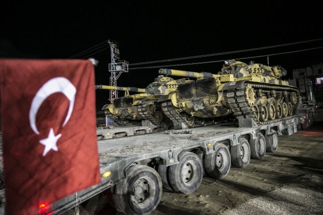 Tanklar, sınır hattına vatandaşların sevgi gösterileriyle uğurlandı