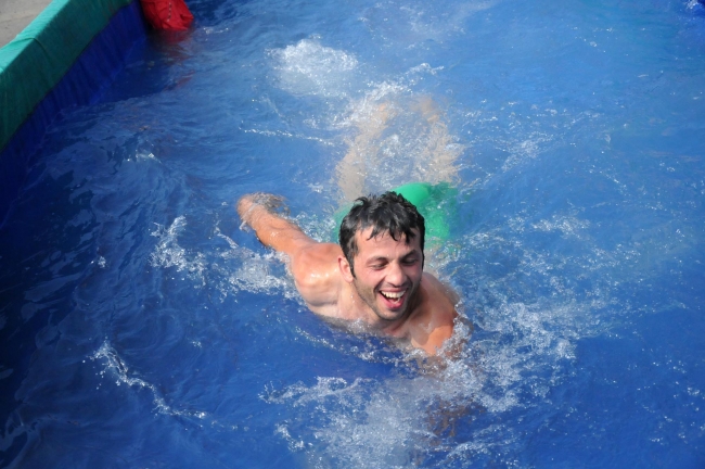 Kamyon kasasında yüzen çocuklara havuz sürprizi