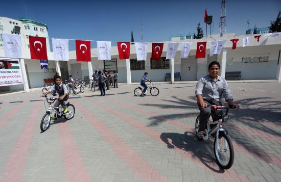 Cumhurbaşkanı Erdoğan'ın bisiklet hediyesi Gazzeli çocukları sevindirdi
